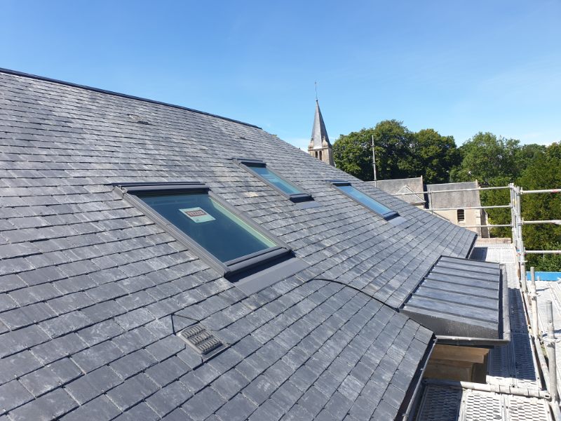 COUVERTURE EN ARDOISE NATURELLE AVEC POSE DE VELUX (1)