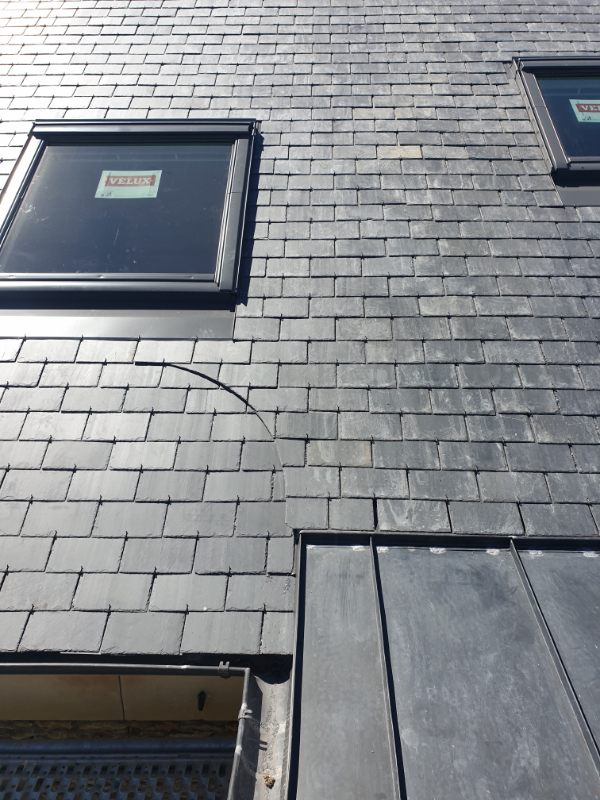COUVERTURE EN ARDOISE NATURELLE AVEC POSE DE VELUX (2)