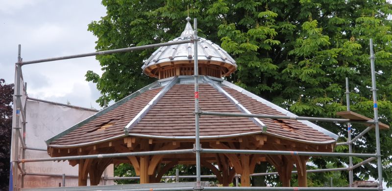 COUVERTURE EN TUILE SUR LE KIOSQUE DE LA MAIRIE DE BAVENT (4)